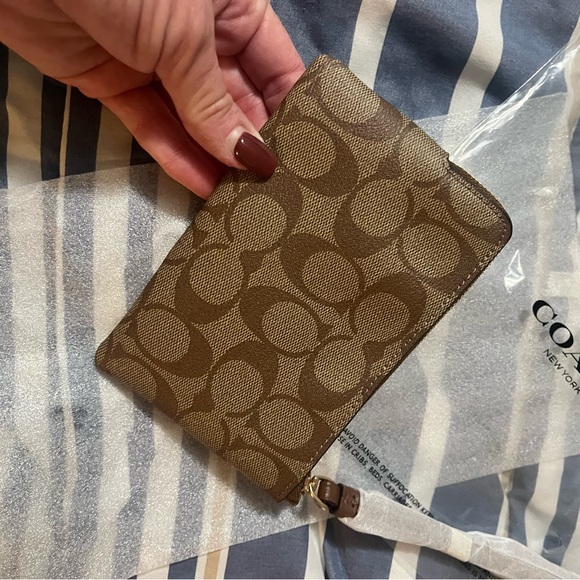 NWT Coach wristlet - Picture 4 of 4